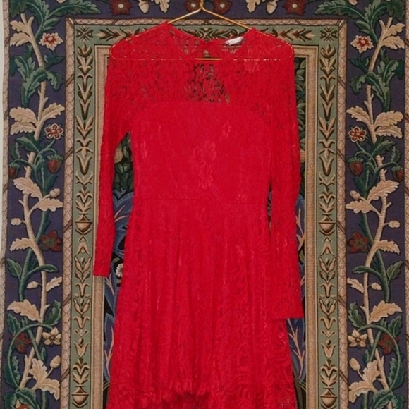 Elegant red lace dress - Picture 7 of 8